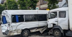 Отказали тормоза: в Каменском грузовик врезался в две маршрутки - рис. 1