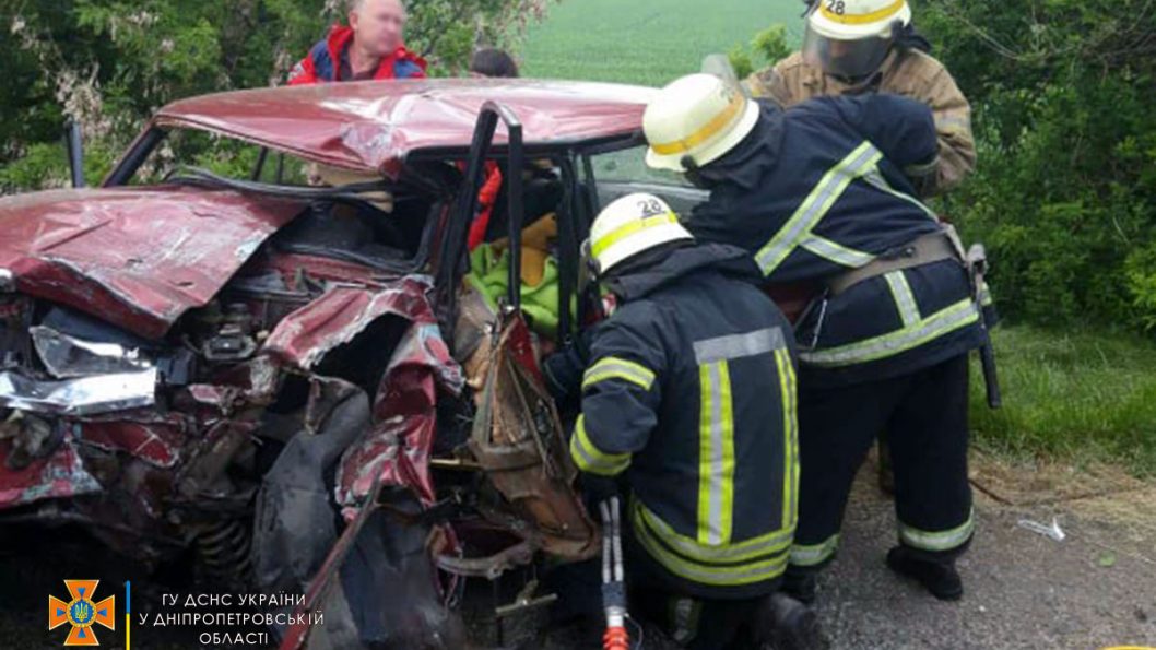 В Днепропетровской области произошло ДТП: пострадавших вырезали из машины - рис. 1
