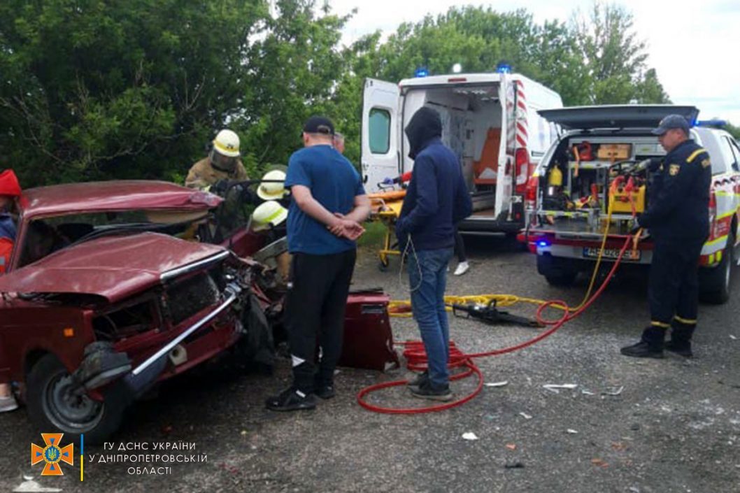 В Днепропетровской области произошло ДТП: пострадавших вырезали из машины - рис. 2