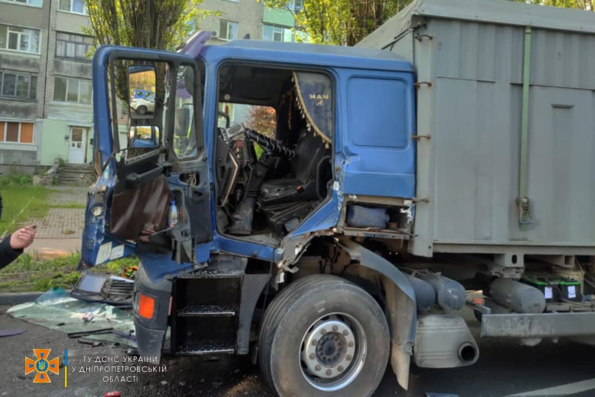 В Павлограде столкнулись грузовик и автокран (Фото) - рис. 1