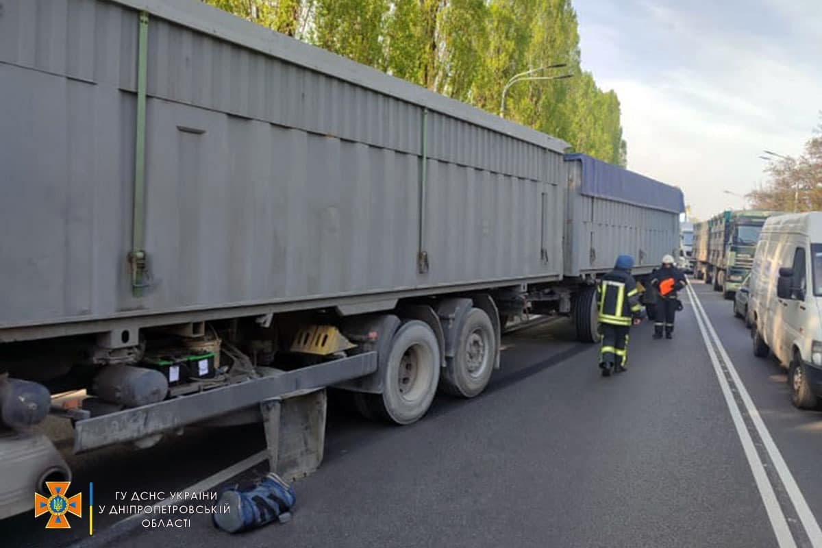 В Павлограде столкнулись грузовик и автокран (Фото) - рис. 2