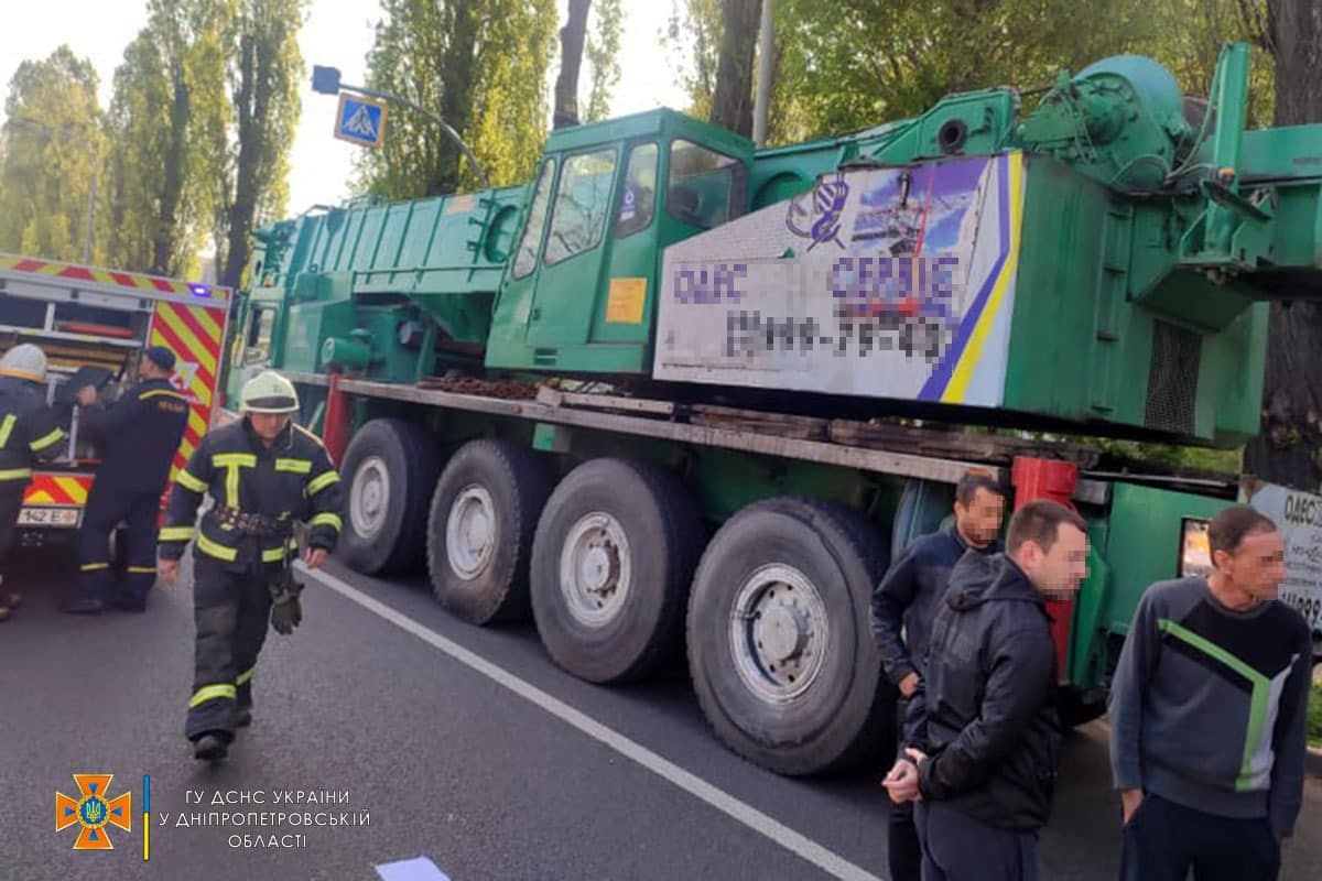 В Павлограде столкнулись грузовик и автокран (Фото) - рис. 3