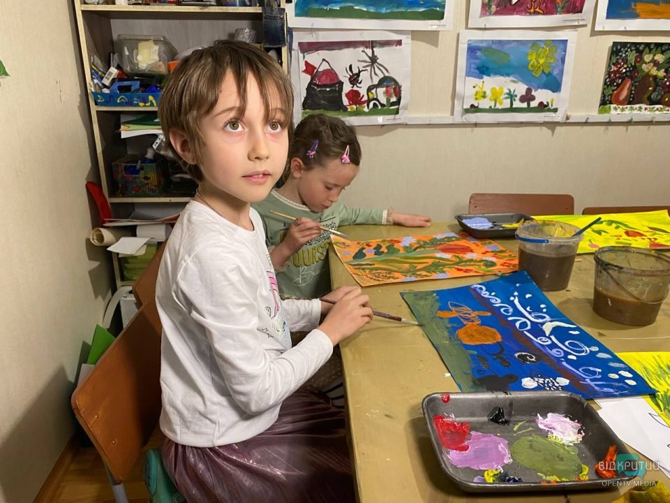 В творческой мастерской Днепра дети создают подарки для украинских военнослужащих - рис. 11