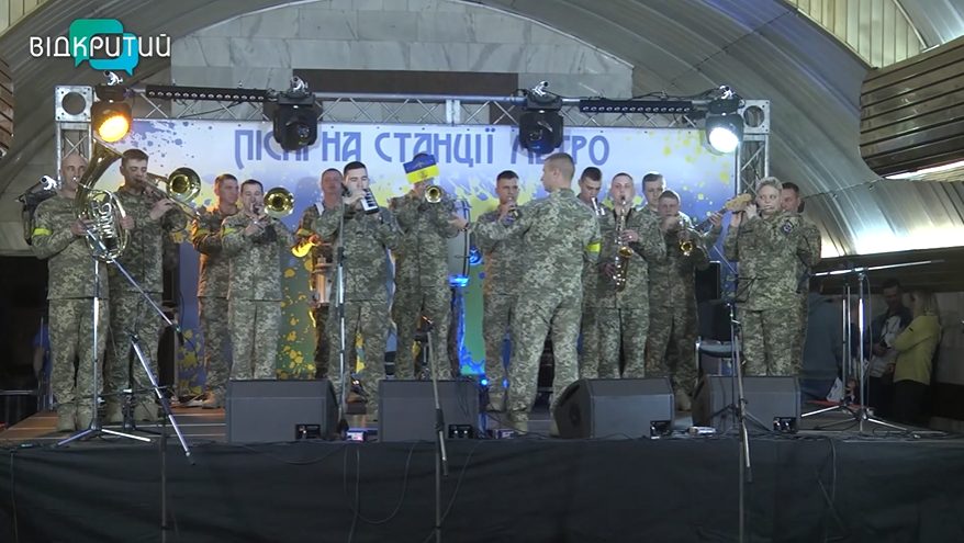 «Песни на станции метро»: в днепровской подземке прошел благотворительный концерт - рис. 1