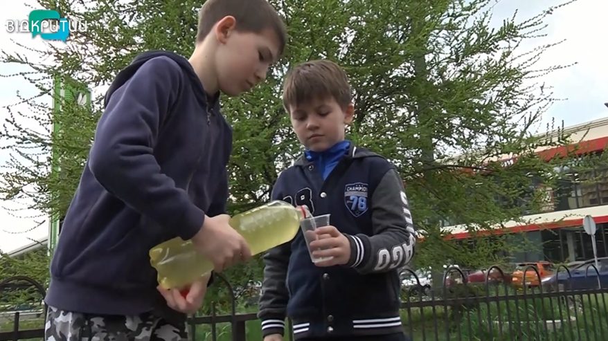 В Днепре дети-пересенцы из Мариуполя продают хендмейд-лимонад - рис. 1