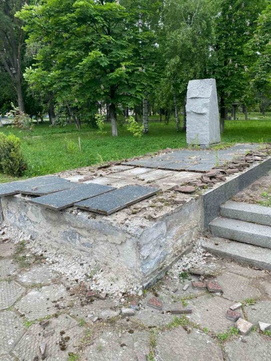 В Днепре демонтировали очередной советский памятник - рис. 2