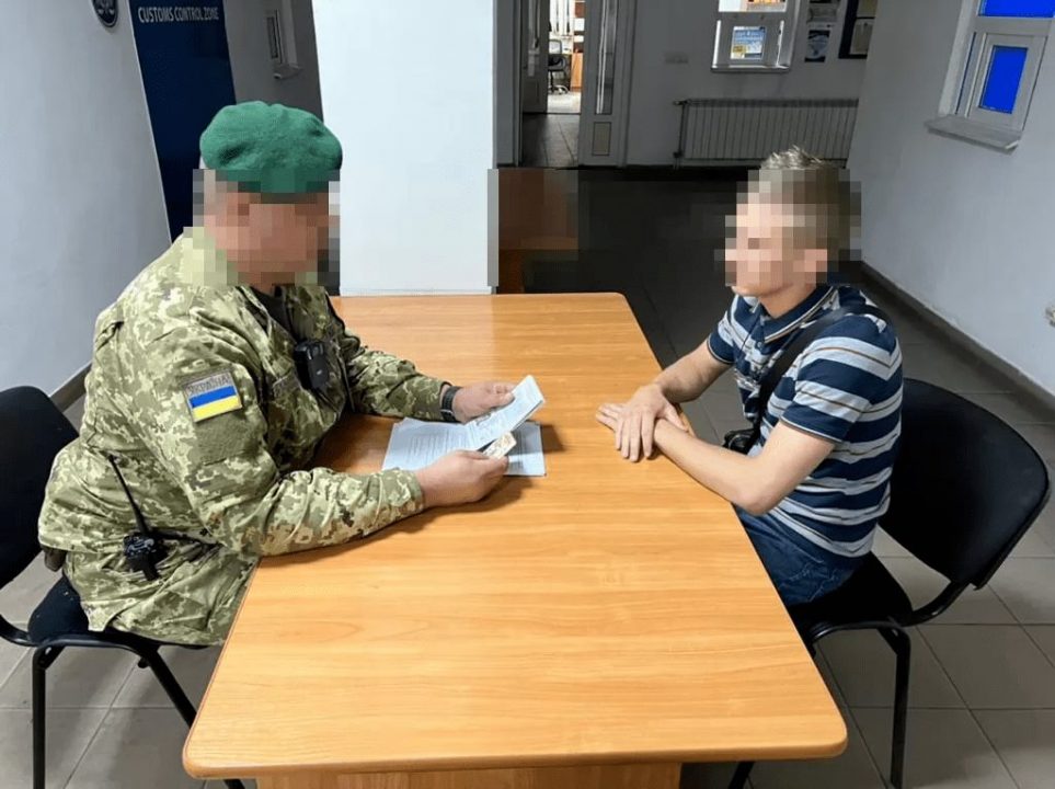 Пытался пересечь границу: в Украине задержали 20-летнего лжепенсионера - рис. 2
