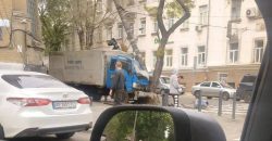 В центре Днепра водитель грузовика протаранил столб (Видео) - рис. 3