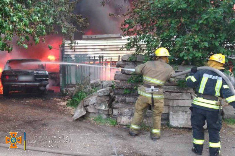 На Днепропетровщине дотла сгорел частный дом с десятком единиц транспорта внутри (Видео) - рис. 2