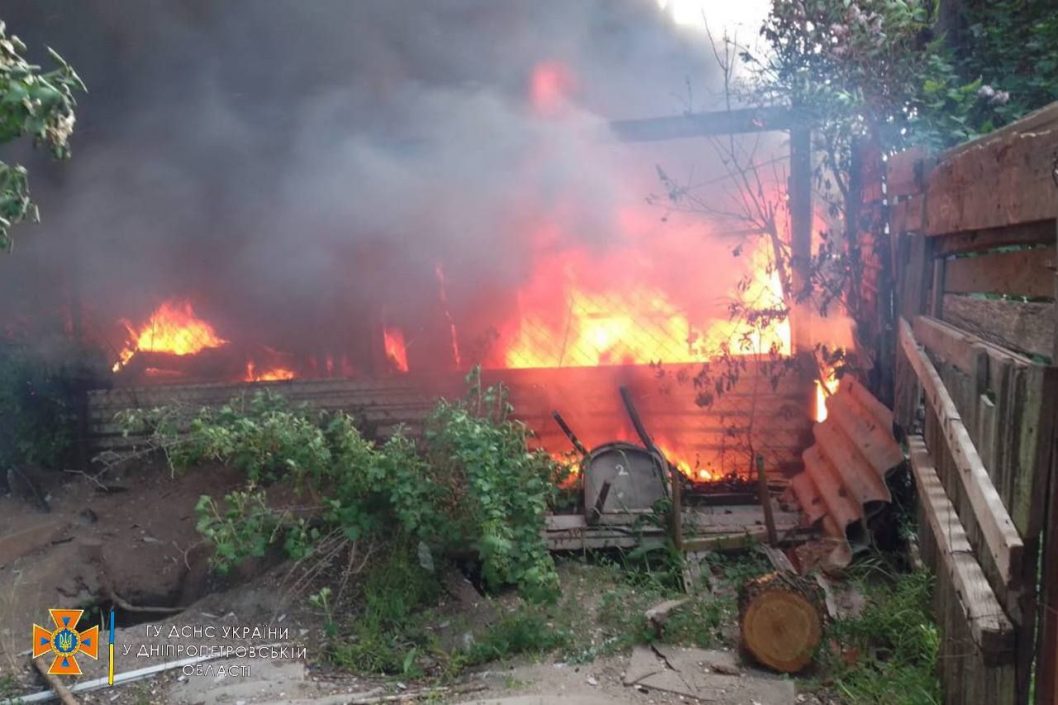 На Днепропетровщине дотла сгорел частный дом с десятком единиц транспорта внутри (Видео) - рис. 3