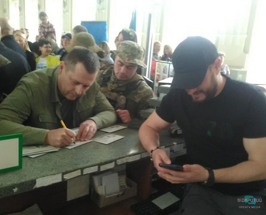В Днепр завезли марку "русский военный корабль все" (Видео) - рис. 1