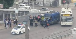 В Днепре полицейский фургон столкнулся с легковушкой: есть пострадавшие - рис. 7