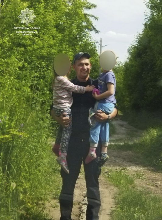 Патрульные Днепра разыскали и вернули домой 4-летних двойняшек - рис. 1