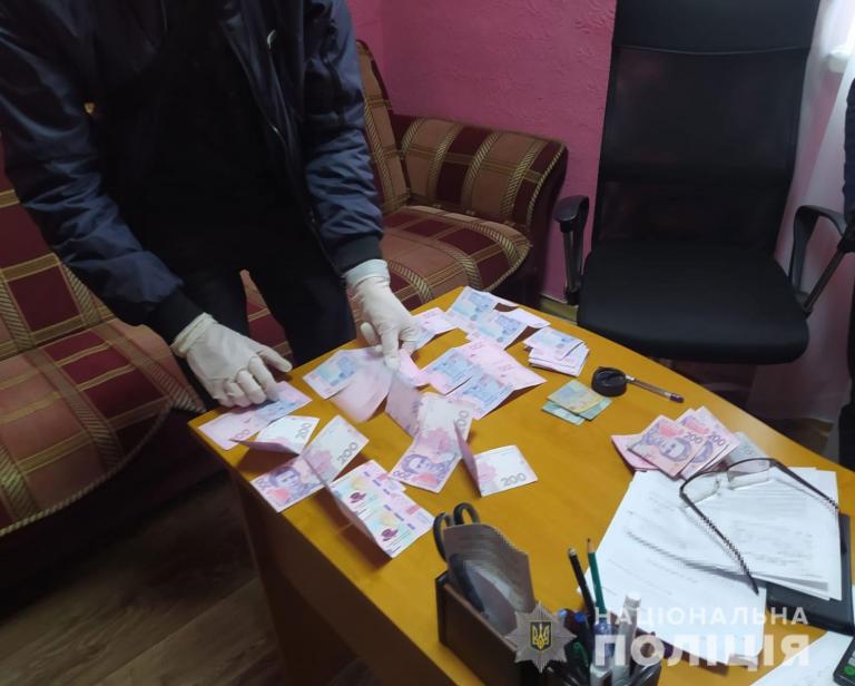 В Днепропетровской области полицейские задержали врача в момент получения взятки - рис. 1