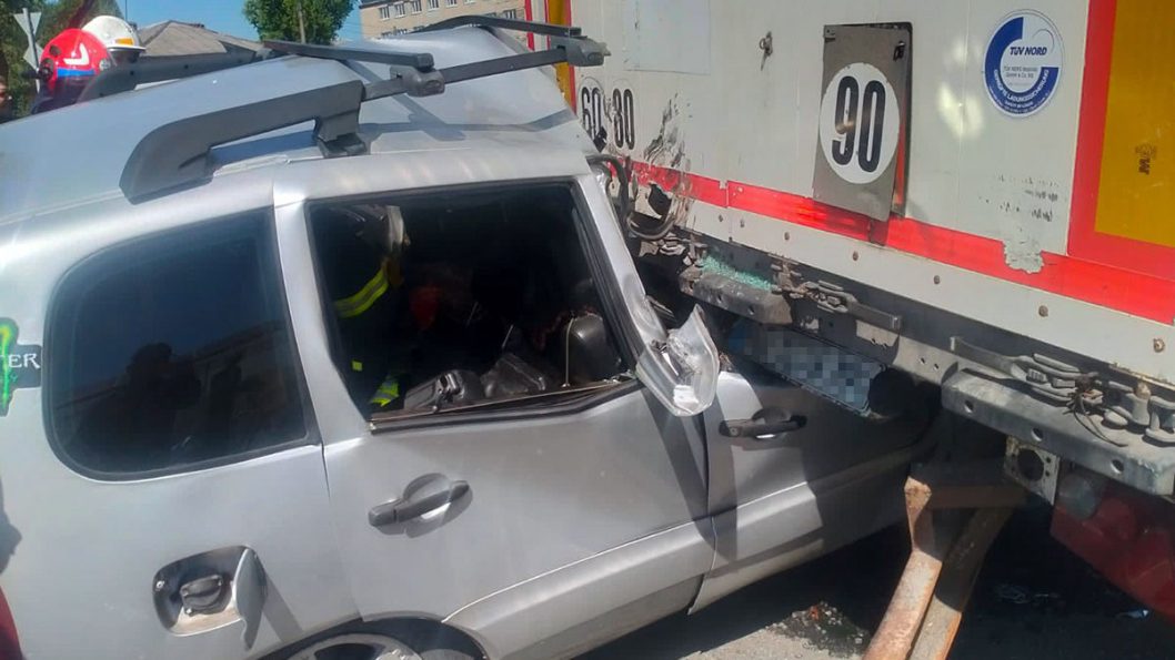 ДТП в Павлограде: спасатели вырезали водителя из салона автомобиля - рис. 1