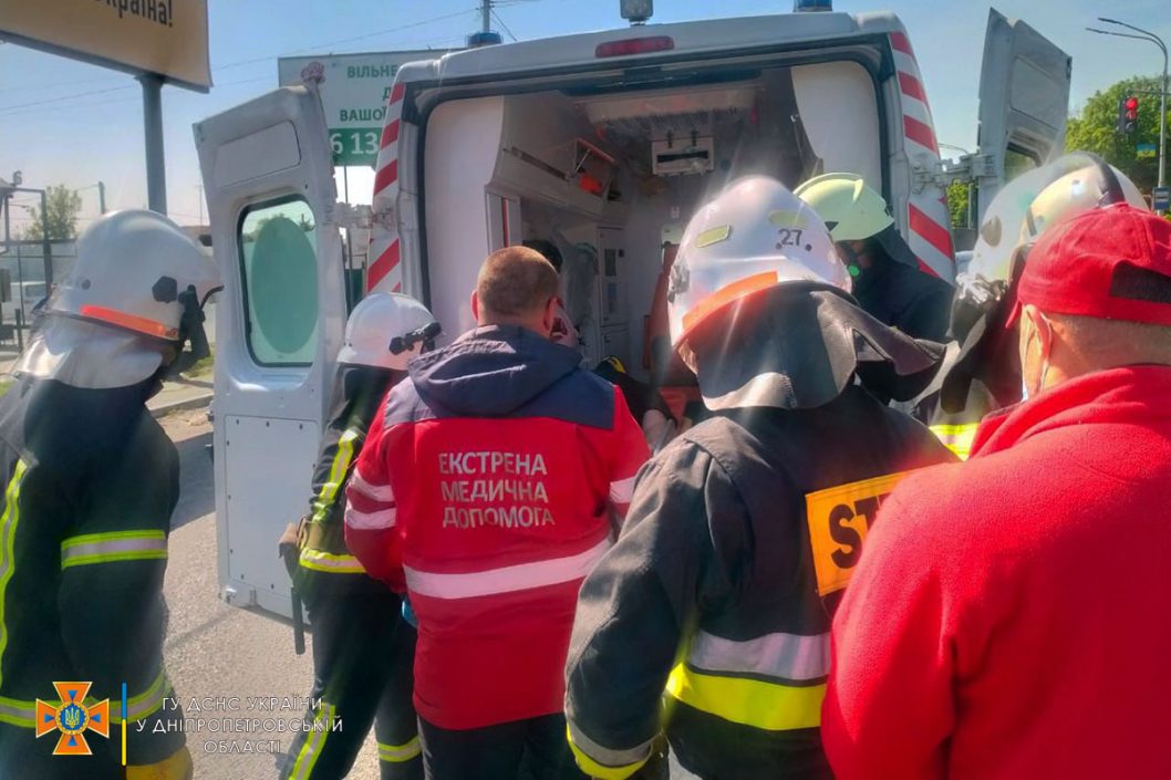 ДТП в Павлограде: спасатели вырезали водителя из салона автомобиля - рис. 3