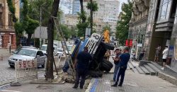 В Днепре на Грушевского грузовик провалился под землю (Фото) - рис. 1