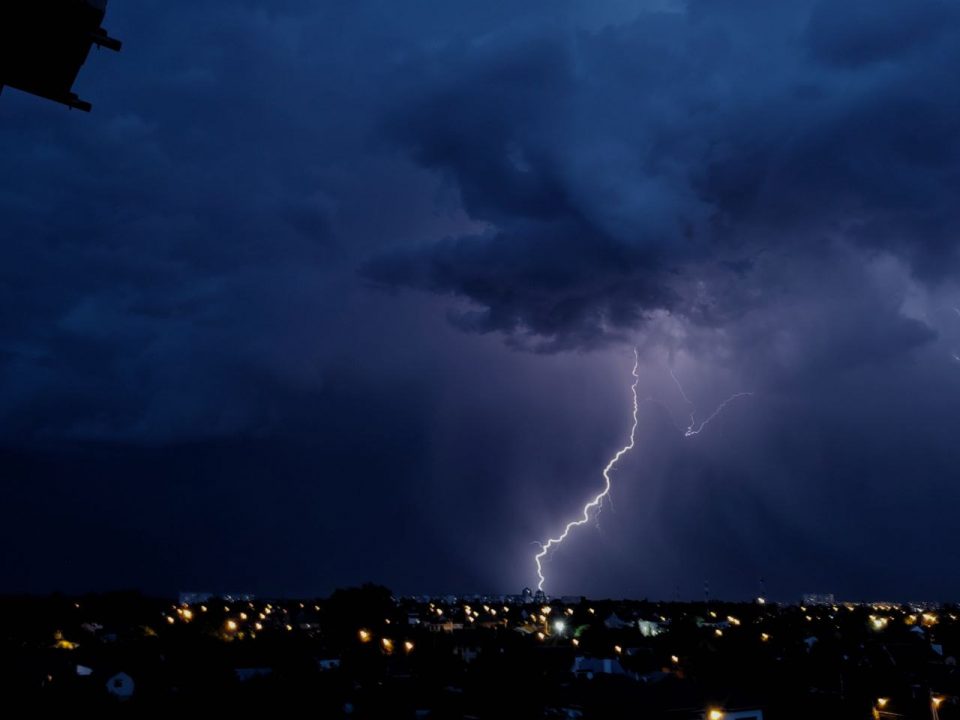 Ночная гроза в Днепре: яркие молнии попали в объективы камер (Фото/Видео) - рис. 9