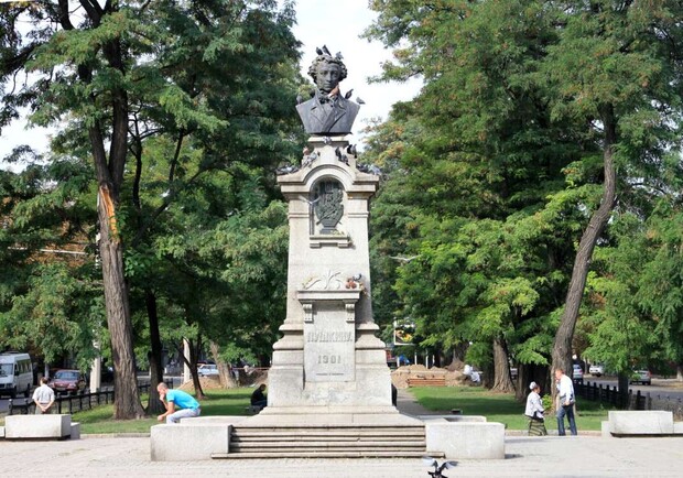 В Днепре вместо бюста Пушкину хотят установить памятник Лесе Украинке - рис. 1