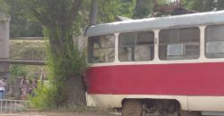 В Днепре на левом берегу трамвай сошел с рельс: движение приостановлено - рис. 1