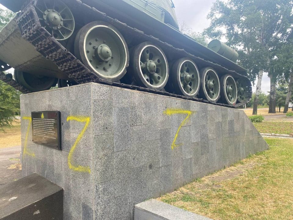 В Днепре мемориал с танком обрисовали российской свастикой "z" (Фото) - рис. 2