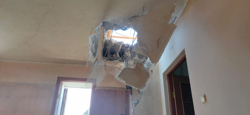 Повреждены жилые дома: мэр Зеленодольска показал последствия ночных обстрелов оккупантов - рис. 1