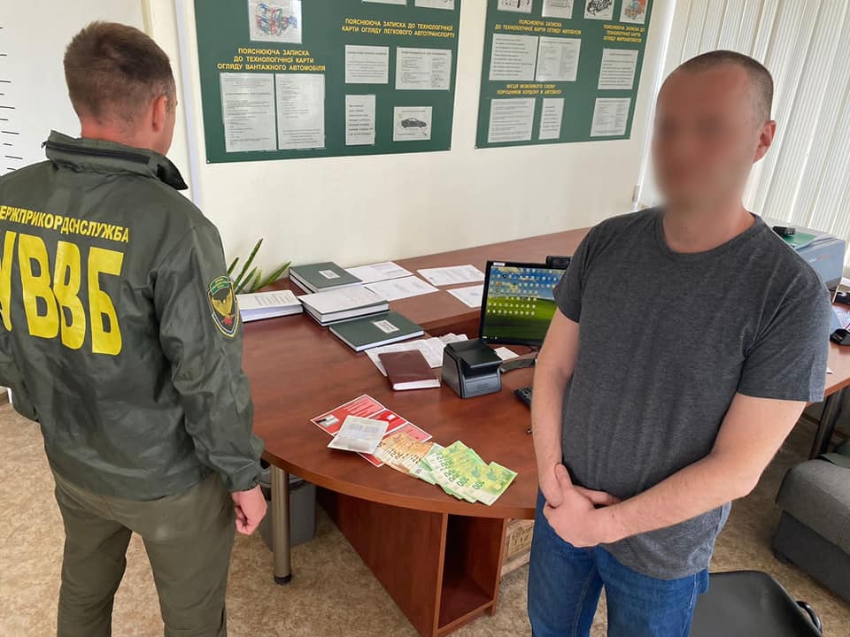 44-летний «студент» из Днепра пытался выехать за границу с поддельными документами - рис. 2