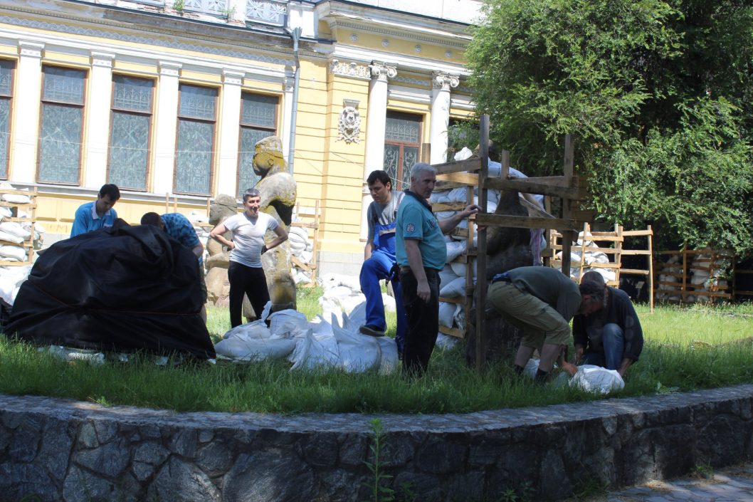 В Днепре возле исторического музея решили проветрить каменных баб - рис. 4