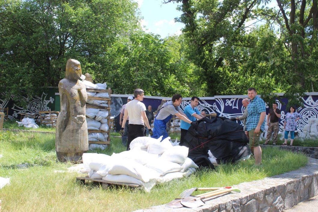 В Днепре возле исторического музея решили проветрить каменных баб - рис. 1