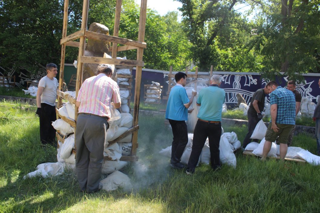 В Днепре возле исторического музея решили проветрить каменных баб - рис. 2
