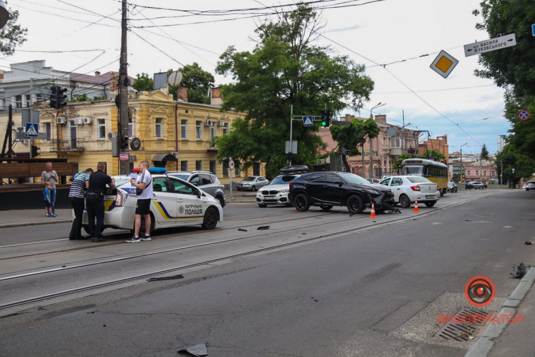 ДТП у центрі Дніпра: зіткнулися Lexus та Kia (Фото) - рис. 3