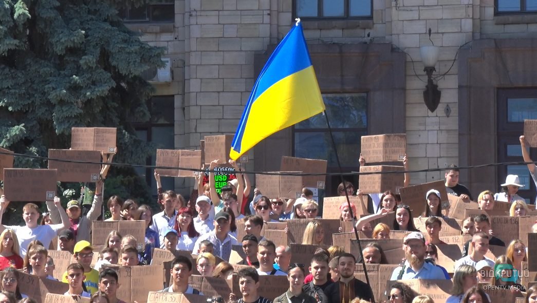 В центре Днепра провели масштабную акцию «1610 метров Конституции Украины» (Фото) - рис. 6