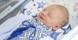 У Дніпрі новонародженим подарували їхні перші вишиванки - рис. 9