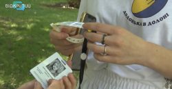 Волонтеры Днепра делают браслеты и карточки для поиска детей - рис. 1