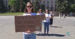 В центре Днепра провели масштабную акцию «1610 метров Конституции Украины» (Фото) - рис. 17
