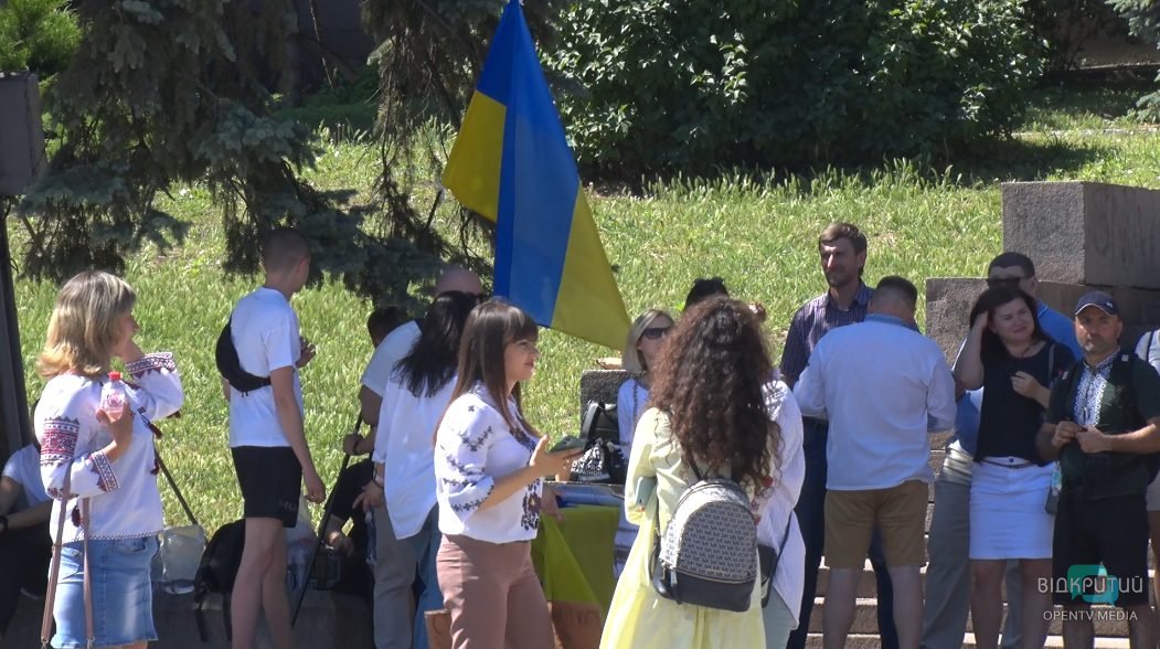 В центре Днепра провели масштабную акцию «1610 метров Конституции Украины» (Фото) - рис. 2
