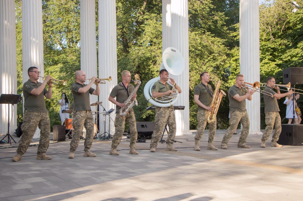 В днепровском парке Шевченко с концертом выступил оркестр Вооруженных сил - рис. 3