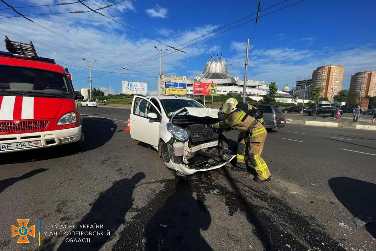 В центре Днепра произошло лобовое столкновение двух авто: есть пострадавшие - рис. 3