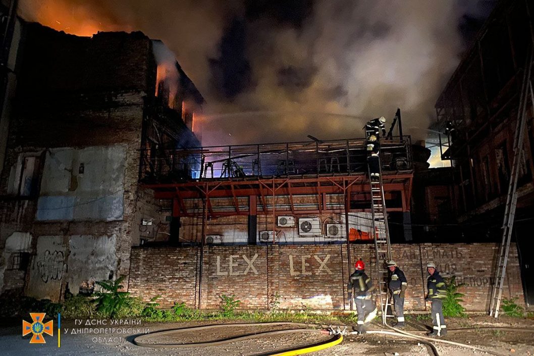 В центре Днепра сгорело старинное двухэтажное здание с кафе (Фото/Видео) - рис. 2