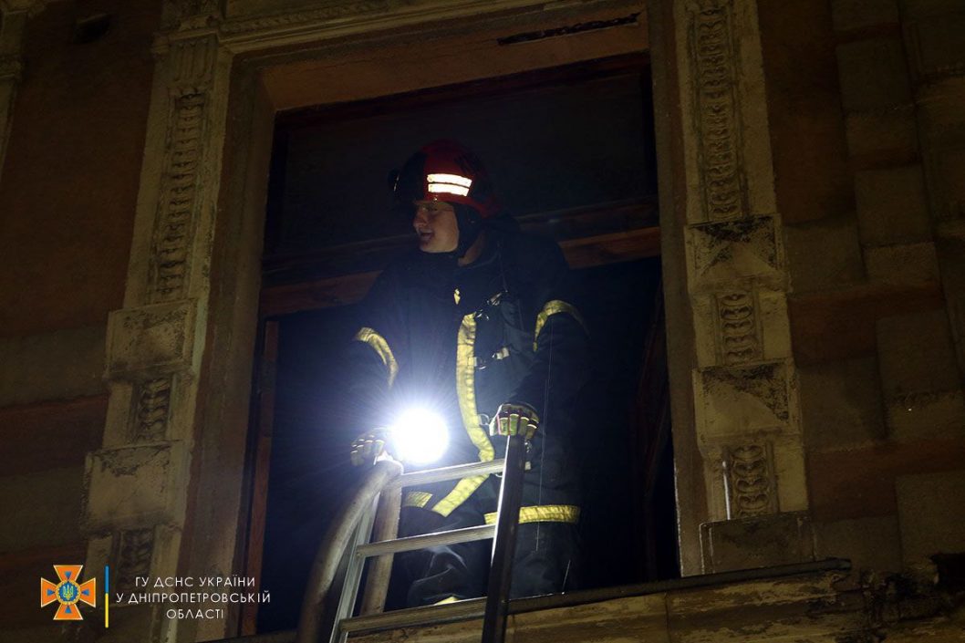 В центре Днепра сгорело старинное двухэтажное здание с кафе (Фото/Видео) - рис. 8