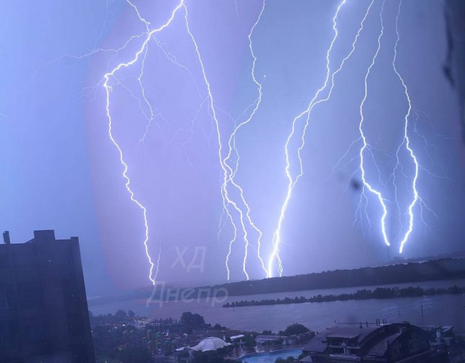 Ночная гроза в Днепре: яркие молнии попали в объективы камер - рис. 12