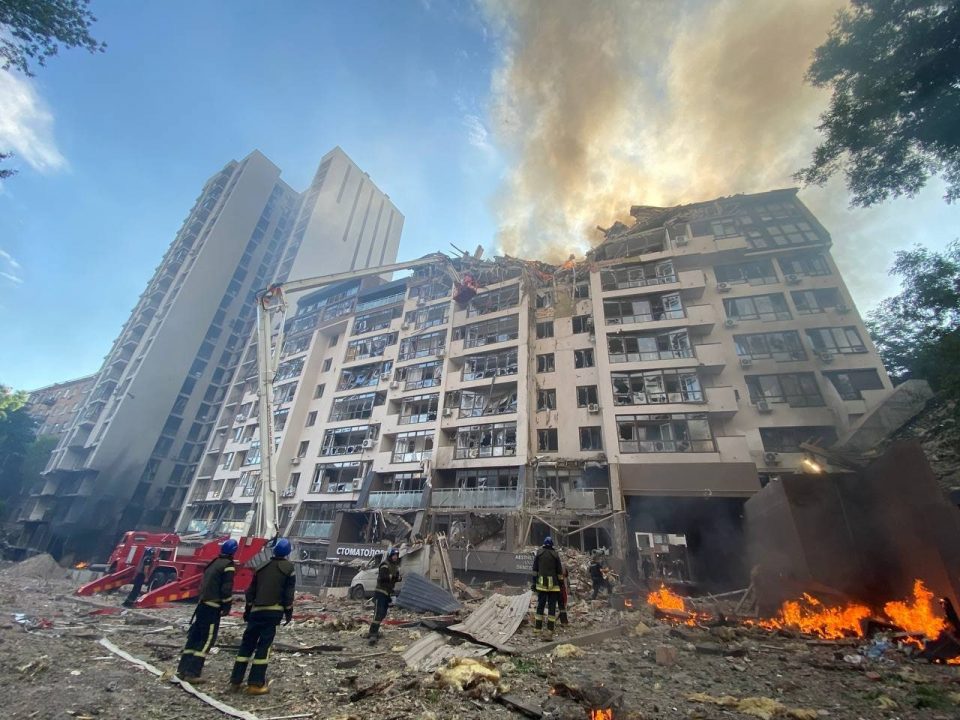 Окупанти завдали ракетного удару по Києву: зруйновано 9-поверховий будинок, є загиблі - рис. 1