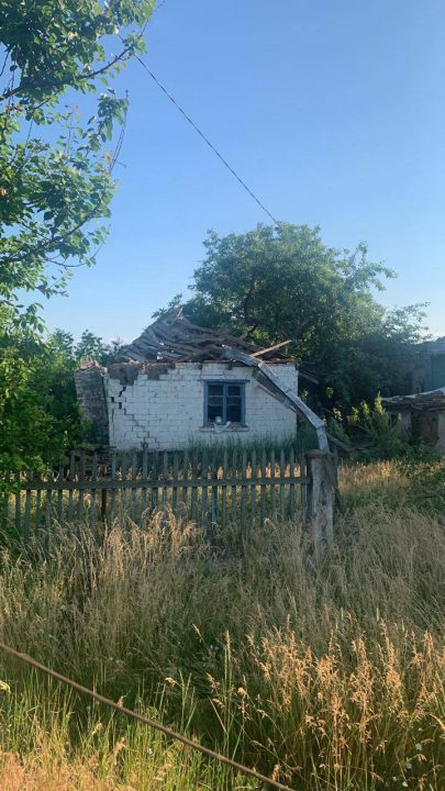 Мэр Зеленодольска показал последствия обстрелов оккупантами села Большая Костромка - рис. 2