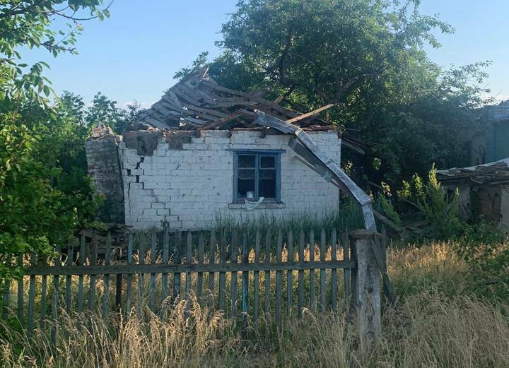 Мэр Зеленодольска показал последствия обстрелов оккупантами села Большая Костромка - рис. 3