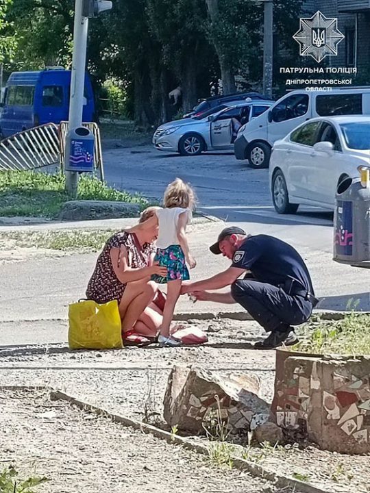 В Днепре патрульный полицейский оказал девочке первую медицинскую помощь - рис. 1
