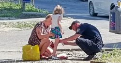 В Днепре патрульный полицейский оказал девочке первую медицинскую помощь - рис. 22