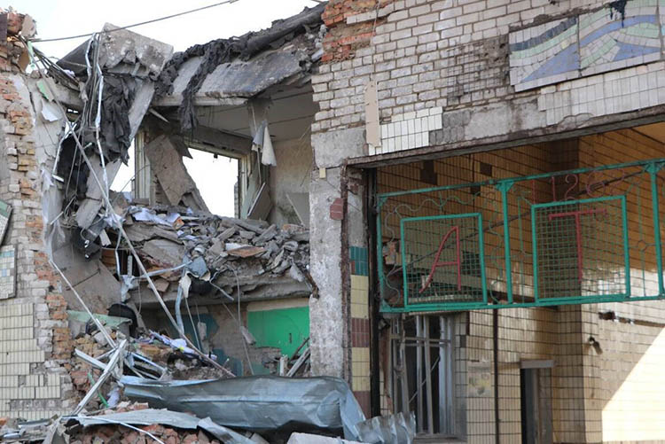 В Днепре оккупанты ракетным ударом уничтожили старую цветную мозаику на здании - рис. 2