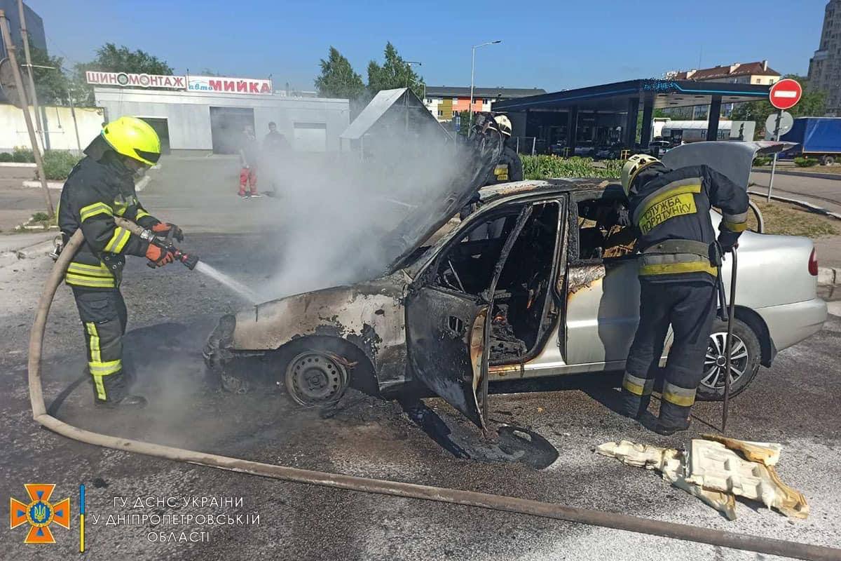 Под Днепром во время движения загорелся легковой автомобиль - рис. 1