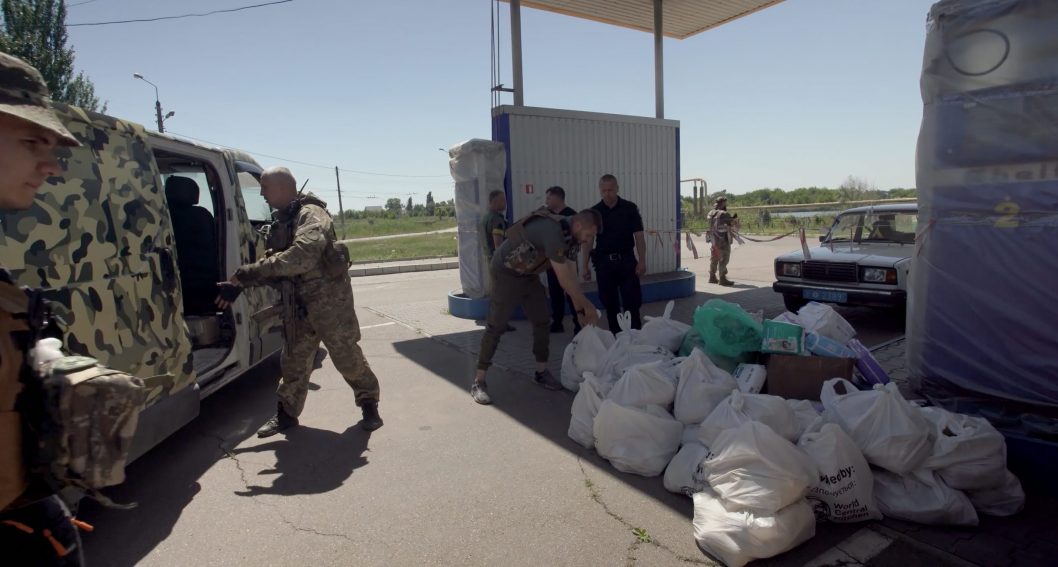 Волонтеры Днепра передали комплекты формы для военных и эвакуируют людей из горячих точек (Фото) - рис. 2