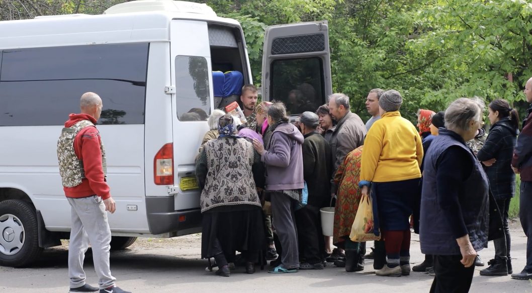 Волонтеры Днепра передали комплекты формы для военных и эвакуируют людей из горячих точек (Фото) - рис. 5